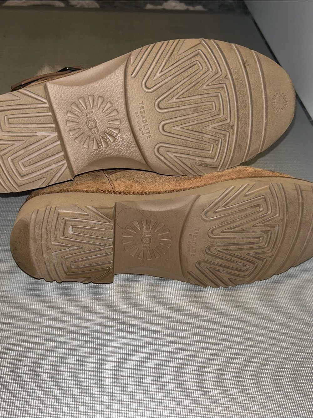 Euc Women’s Romely short Ugg boots - Picture 5 of 6